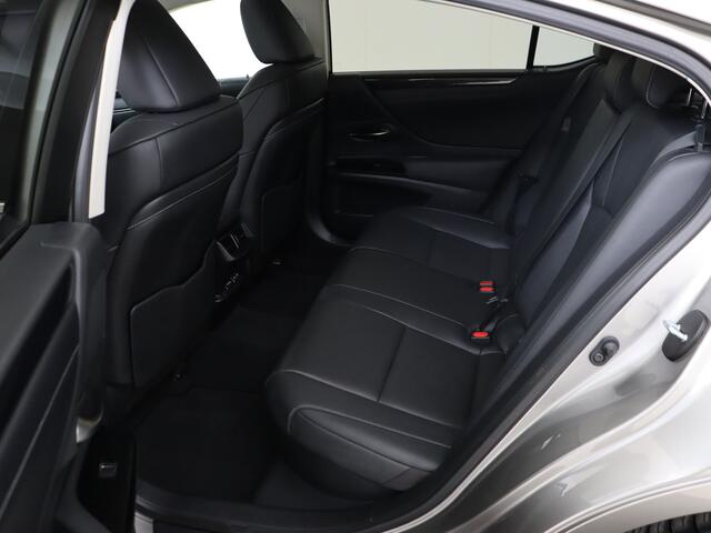 Lexus Es 300h Preference Line | Sunroof | Elektrische Stoelen | Apple Carplay & Android Auto |