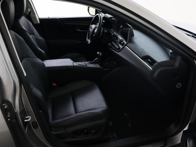 Lexus Es 300h Preference Line | Sunroof | Elektrische Stoelen | Apple Carplay & Android Auto |