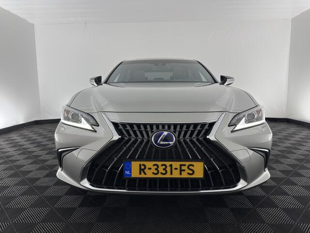 Lexus Es 300h Business Line (INCL-BTW) Aut. *PANO | LEATHER | FULL-LED | ADAPTIVE-CRUISE | BLINDSPOT | KEYLESS | CAMERA | HEATED-COMFORTSEATS | NAVI-FULLMAP | PRIVACY-GLASS | SHIFTPADDLES | ECC | PDC | 18''ALU* – foto 2