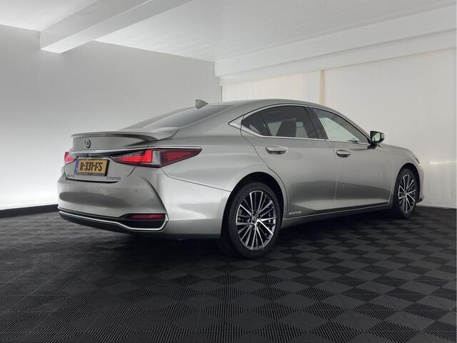 Lexus Es 300h Business Line (INCL-BTW) Aut. *PANO | LEATHER | FULL-LED | ADAPTIVE-CRUISE | BLINDSPOT | KEYLESS | CAMERA | HEATED-COMFORTSEATS | NAVI-FULLMAP | PRIVACY-GLASS | SHIFTPADDLES | ECC | PDC | 18''ALU* – foto 6