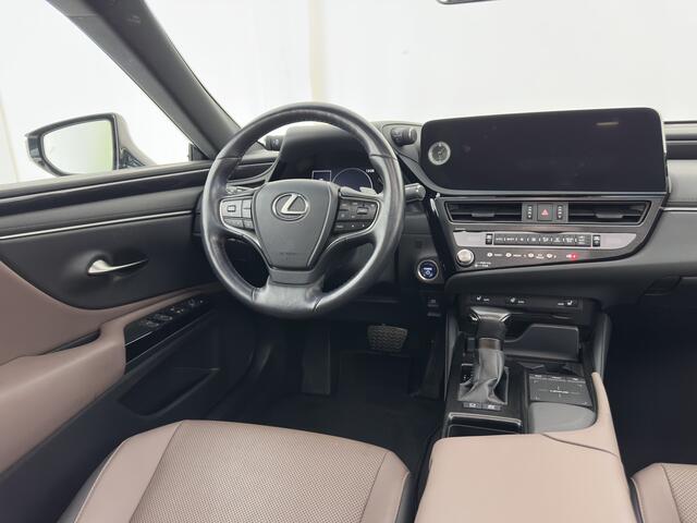 Lexus Es 300h Business Line (INCL-BTW) Aut. *PANO | LEATHER | FULL-LED | ADAPTIVE-CRUISE | BLINDSPOT | KEYLESS | CAMERA | HEATED-COMFORTSEATS | NAVI-FULLMAP | PRIVACY-GLASS | SHIFTPADDLES | ECC | PDC | 18''ALU* – foto 7