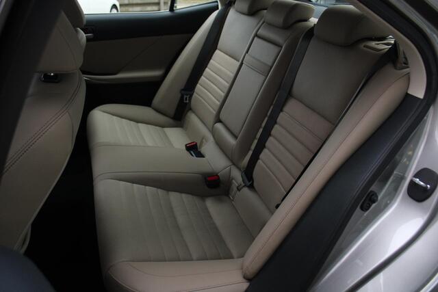 Lexus IS 300h Hybrid Business Line Pro Apple Carplay/Android Auto, Parkeersensoren Voor en Achter, Achteruitrijcamera, Navigatie