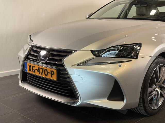 Lexus IS 300h Hybrid Business Line | Trekhaak | Parkeersensoren voor - en achter | Schuif - / kanteldak |
