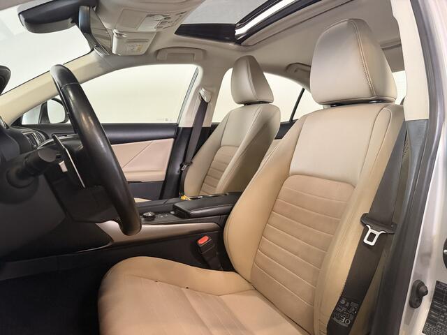 Lexus IS 300h Hybrid Business Line | Trekhaak | Parkeersensoren voor - en achter | Schuif - / kanteldak |
