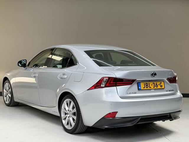 Lexus IS 300h Business Line, 180Pk, 2017, 2de eigenaar, Volledig leder, Dealer onderhouden, Stoelverwarming, Elektrische stoelen, Climate control, Camera, Navigatie,