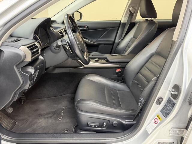 Lexus IS 300h Business Line, 180Pk, 2017, 2de eigenaar, Volledig leder, Dealer onderhouden, Stoelverwarming, Elektrische stoelen, Climate control, Camera, Navigatie,