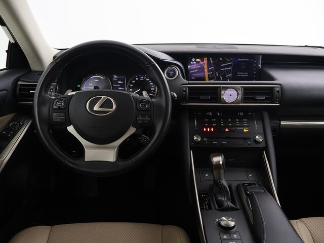 Lexus IS 300h Luxury Line | Schuif/Kantel Dak | Lederen bekleding | Stoelverwarming | Elektrisch verstelbare voorstoelen | Navigatie | Cruise Control Adaptive | Achteruitrijcamera | Climate Control |