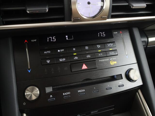 Lexus IS 300h Luxury Line | Schuif/Kantel Dak | Lederen bekleding | Stoelverwarming | Elektrisch verstelbare voorstoelen | Navigatie | Cruise Control Adaptive | Achteruitrijcamera | Climate Control |