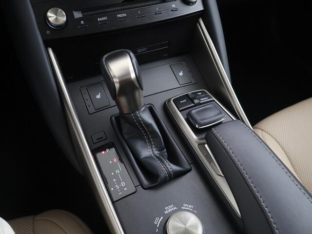 Lexus IS 300h Luxury Line | Schuif/Kantel Dak | Lederen bekleding | Stoelverwarming | Elektrisch verstelbare voorstoelen | Navigatie | Cruise Control Adaptive | Achteruitrijcamera | Climate Control |