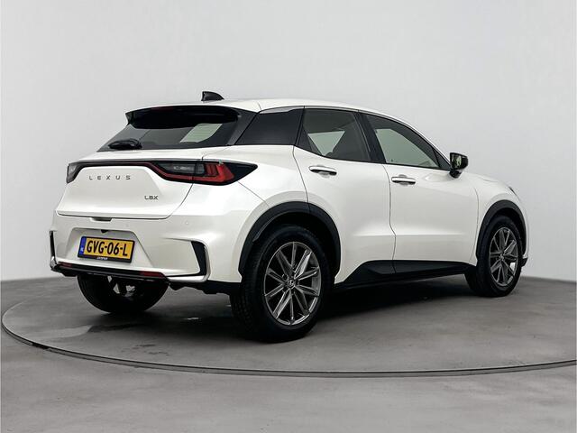 Lexus LBX Business Line Pro 2WD | Geperforeerd Leder | Apple CarPlay / Android Auto | Stoelverwarming |