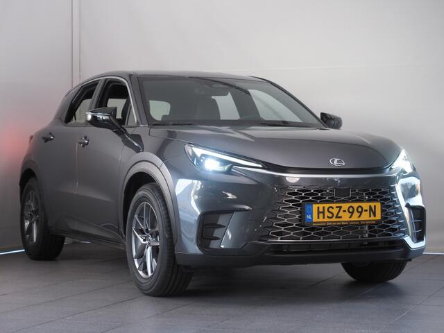 Lexus LBX 1.5 HEV Premium Edition 2WD | Dodehoekdetectie | Botsherkenning | Draadloze Telefoonlader | Stoelverwarming | Achteruitrijcamera | Apple CarPlay/ Android Auto | Navigatie | Parkeersensoren Voor- En Achter |