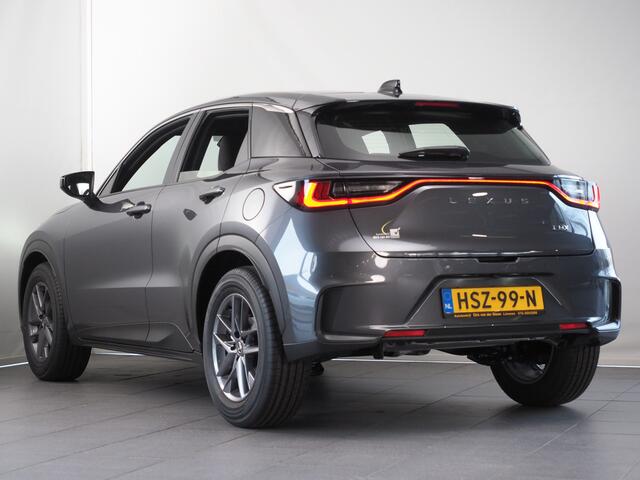 Lexus LBX 1.5 HEV Premium Edition 2WD | Dodehoekdetectie | Botsherkenning | Draadloze Telefoonlader | Stoelverwarming | Achteruitrijcamera | Apple CarPlay/ Android Auto | Navigatie | Parkeersensoren Voor- En Achter |