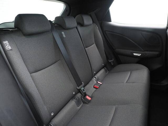 Lexus LBX 1.5 HEV Premium Edition 2WD | Dodehoekdetectie | Botsherkenning | Draadloze Telefoonlader | Stoelverwarming | Achteruitrijcamera | Apple CarPlay/ Android Auto | Navigatie | Parkeersensoren Voor- En Achter |