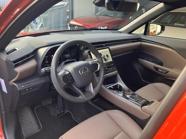 Lexus LBX Elegant 2WD , Automaat, Advanced pakket, Leder, Adap.Cruise, 360 Camera, Stoel/Stuurverwarming, Apple Carplay, Android Auto, Park Assist, LMV 18 Inch, HUD, PDC, LKA, BSM