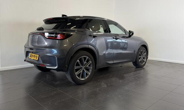 Lexus LBX Relax 2WD | Dodehoek detectie | Electrisch bedienbare achterklep | Cognac kleurig leder |