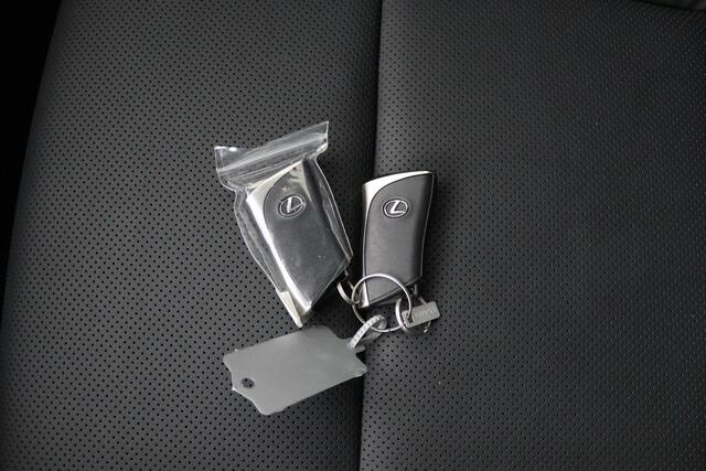 Lexus LBX Emotion 2WD | Lederen bekleding | 18 Inch Lichtmetalen velgen | Privacy Glass