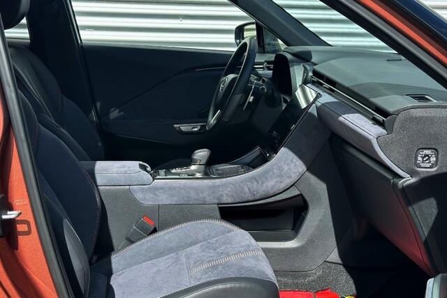 Lexus LBX Cool 2WD Two-Tone 5.097 Km!