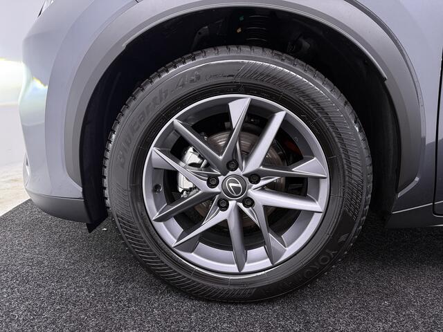 Lexus LBX 1.5 Hybrid Business Line | Navigatie | PDC | Leenauto even wachten met adverteren