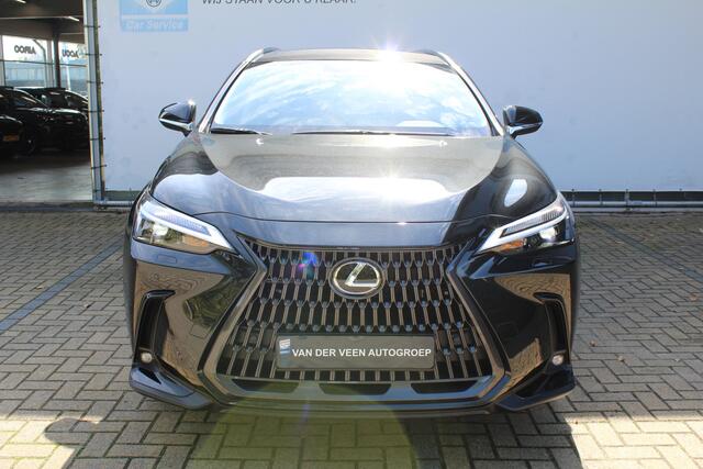 Lexus NX 450h+ AWD Luxury Line | Afneembare trekhaak | Stoel/stuur verwarming | Elektrisch verstelbare stoelen | Achteruitrijcamera | Adaptive cruise controle | Lane assist | Elektrische kofferbakklep | Elektrisch verstelbaar stuurwiel | Navigatie | Apple CarPlay/