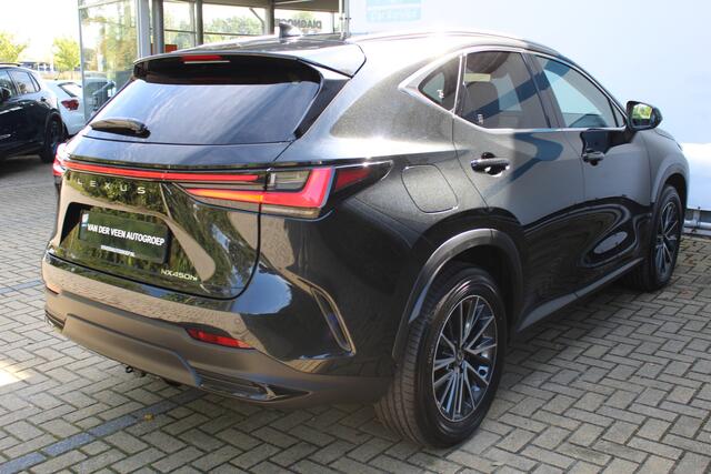 Lexus NX 450h+ AWD Luxury Line | Afneembare trekhaak | Stoel/stuur verwarming | Elektrisch verstelbare stoelen | Achteruitrijcamera | Adaptive cruise controle | Lane assist | Elektrische kofferbakklep | Elektrisch verstelbaar stuurwiel | Navigatie | Apple CarPlay/