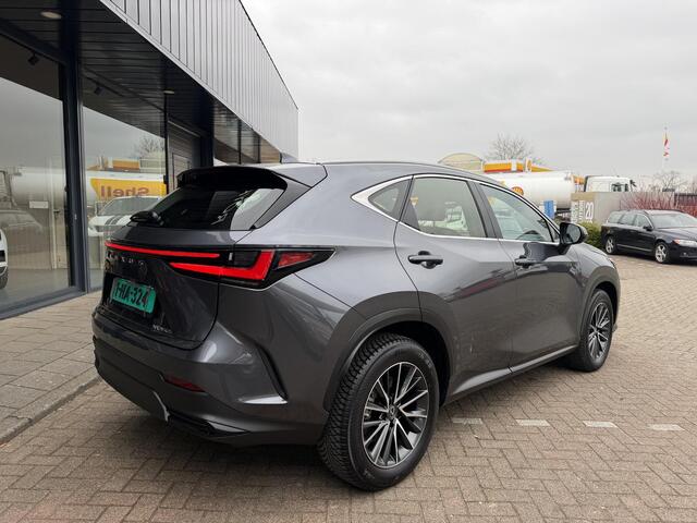 Lexus NX 350h AWD Luxury Line | LEDER | CAMERA | LED LAMPEN | ADAPTIEVE CRUISE | DODEHOEK DETECTIE | HUD DISPLAY | STUURVERWARMING/VERWARMDE STOELEN | NAVIGATIE |