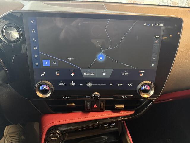 Lexus NX 350h AWD Luxury Line | LEDER | CAMERA | LED LAMPEN | ADAPTIEVE CRUISE | DODEHOEK DETECTIE | HUD DISPLAY | STUURVERWARMING/VERWARMDE STOELEN | NAVIGATIE |