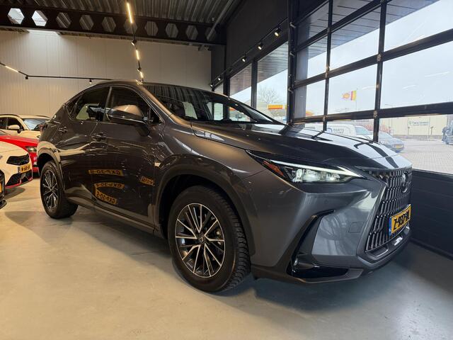 Lexus NX 350h AWD Luxury Line | LEDER | CAMERA | LED LAMPEN | ADAPTIEVE CRUISE | DODEHOEK DETECTIE | HUD DISPLAY | STUURVERWARMING/VERWARMDE STOELEN | NAVIGATIE |