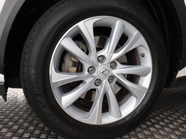 Lexus NX 300h AWD Luxury Line Parelmoer wit! (Afn. Trekhaak / Pano / ACC / Navi / Carplay)