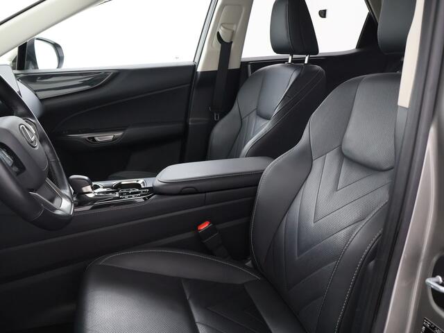 Lexus NX 450h+ AWD Launch Edition | BTW Voertuig | Blind Spot Monitor | Head-Up Display | Stoelverwarming+ stoelventilatie | Elektrische stoel + geheugen | Elektrische achterklep |