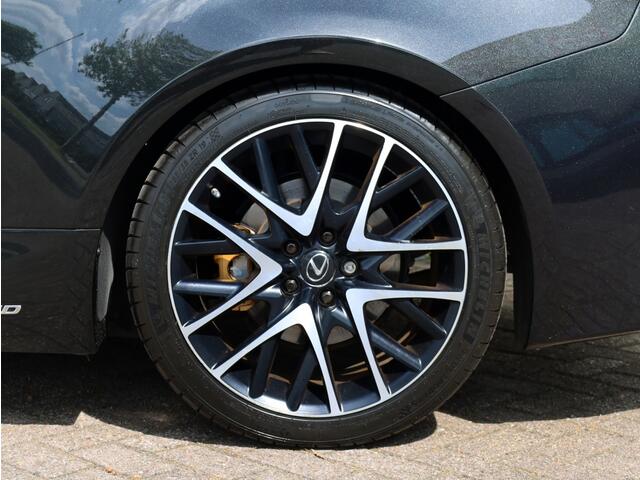 Lexus RC 300h F Black Edition