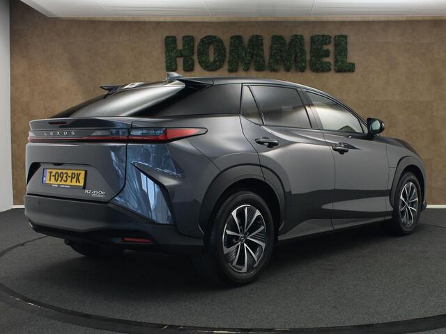 Lexus RZ 450e Executive Line 71 kWh - SOH 96,9 % !!!!- ORIGINEEL NEDERLANDSE AUTO - AFNEEMBARE TREKHAAK - TREKGEWICHT 750 KG - AFKOMSTIG VAN 1E EIGENAAR - 3 FASE - 2 LAADKABELS - LEDEREN BEKLEDING - BEIDE VOORSTOELEN ELEKTRISCH VERSTELBAAR - VOORSTOELEN VERWARMD -