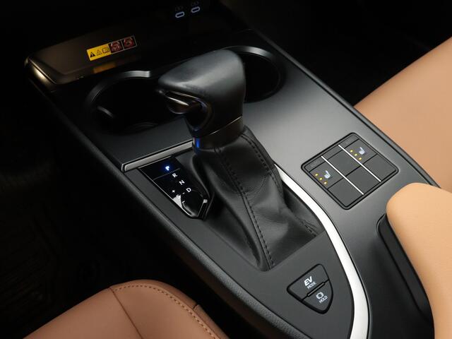 Lexus Ux 250h F-Sport Design Limited | Leder Interieur | Stoelverwarming | Apple Carplay -/ Android Auto |