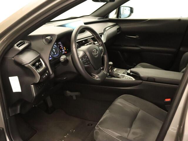 Lexus Ux 250h Preference Line - ORIGINEEL NEDERLANDSE AUTO - APPLE CARPLAY/ANDROID AUTO - ADAPTIEVE CRUISE CONTROL - DODEHOEKDETECTIE - KEYLESS ENTRY/START - LICHTMETALEN VELGEN 18'INCH - PARKEERSENSOREN VOOR EN ACHTER - LED LAMPEN VOOR EN ACHTER