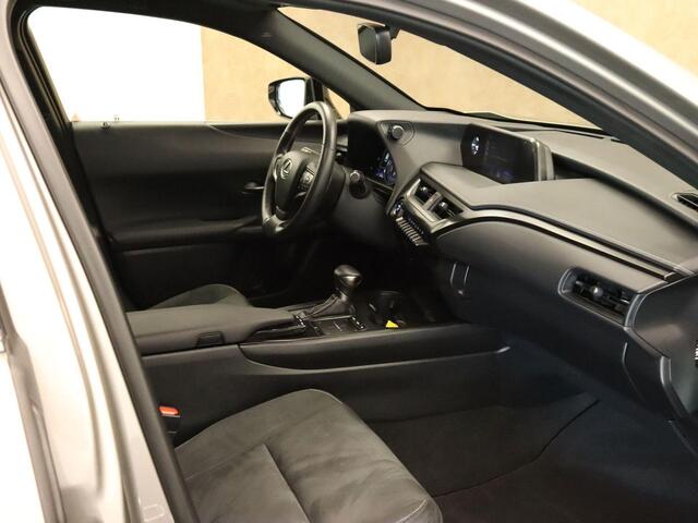 Lexus Ux 250h Preference Line - ORIGINEEL NEDERLANDSE AUTO - APPLE CARPLAY/ANDROID AUTO - ADAPTIEVE CRUISE CONTROL - DODEHOEKDETECTIE - KEYLESS ENTRY/START - LICHTMETALEN VELGEN 18'INCH - PARKEERSENSOREN VOOR EN ACHTER - LED LAMPEN VOOR EN ACHTER