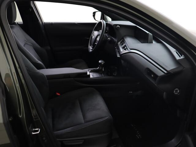 Lexus Ux 250h Preference Line | Trekhaak | 18" Velgen | Apple Carplay & Android Auto |
