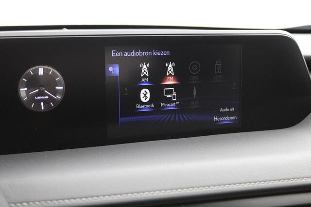 Lexus Ux 250h Luxury Line Limited | Elektrisch bedienbare achterklep | Lederen bekleding | Parkeersensoren | Stoelverwarming