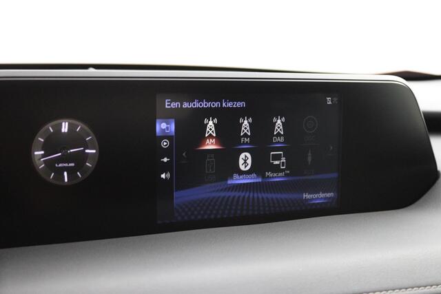 Lexus Ux 250h Business Line | Stoel & Stuurwielverwarming | 18 Inch Lichtmetalen velgen | DAB | Blind Spot Monitor