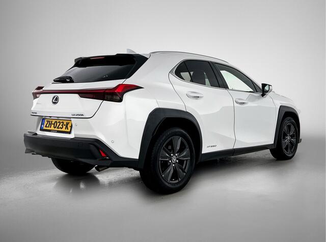 Lexus Ux 250h Luxury Line | Blind Spot Monitor | Apple CarPlay / Android Auto | Parkeersensoren |