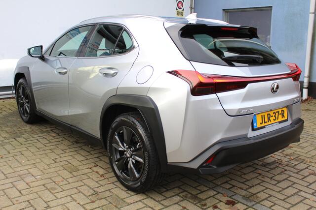 Lexus Ux 250h | Achteruitrijcamera | Keyless entry/start | Climate controle | Cruise controle | Lane Assist | DAB | Draadloze telefoonlader | Apple CarPlay/Android Auto | Virtual cockpit |