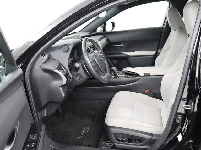 Lexus Ux 300e 54 kWh | Alcantara | Adaptive cruise | Carplay | Full LED | Elektrische stoelen | Climate control | Bluetooth | DAB