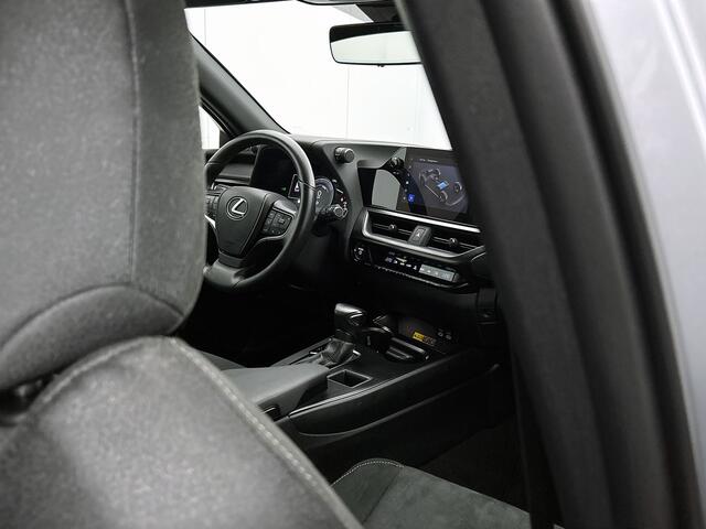 Lexus Ux 250h Urban Line | Apple Carplay/ Android Auto | Cruise Control adaptief | LED koplampen | Draadloze lader |