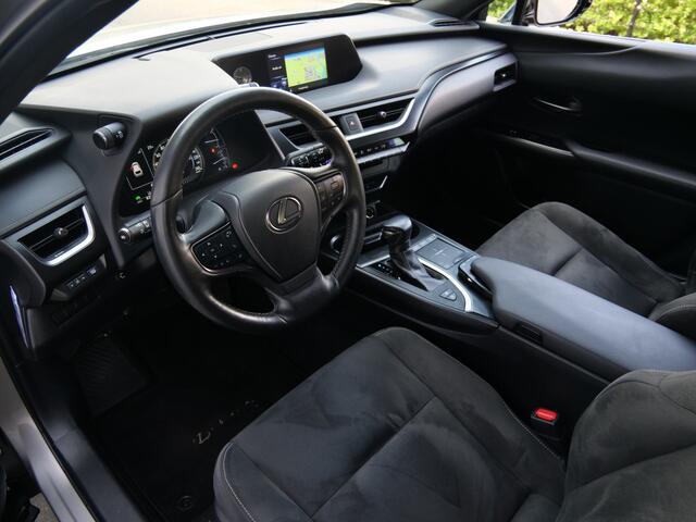 Lexus Ux 250h Business Line 262Pk Winterpakket / Camera / Carplay / Adaptive Cruise