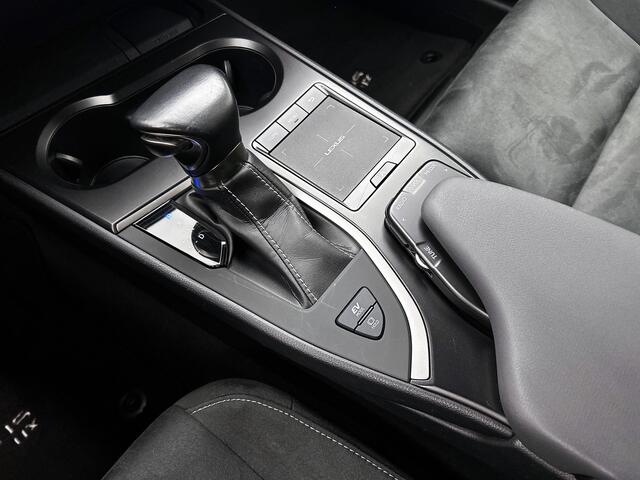 Lexus Ux 250h Preference Line | Parkeersensoren | Apple CarPlay / Android Auto | 18" LM Velgen |