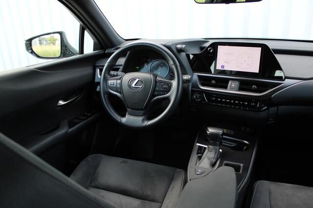 Lexus Ux 250h | Incl. 12 maanden garantie | Achteruitrijcamera | Keyless entry/start | Climate controle | Cruise controle | Lane Assist | DAB | Draadloze telefoonlader | Apple CarPlay/Android Auto |