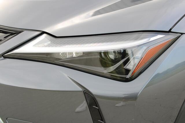 Lexus Ux 250h | Incl. 12 maanden garantie | Achteruitrijcamera | Keyless entry/start | Climate controle | Cruise controle | Lane Assist | DAB | Draadloze telefoonlader | Apple CarPlay/Android Auto |