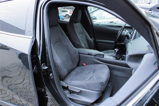 Lexus Ux 250h Preference Line |facelift|stoelverwarming|dodehoek|parkeersensoren|dealer onderhouden|