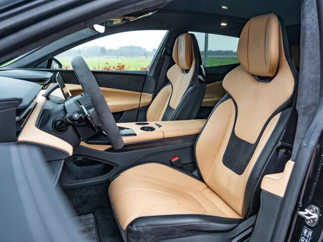 Lotus Emeya S 102 kWh Sport AWD | Carbon | KEF Sound | Elek Afn Trekhaak | LAD Highway Assist | Dynamic Handling | Active Aero | Pano dak | Lidar Autonoom | Volleder Comfort seats pack | HUD | Luchtvering | Etc.. Nw.prijs 161.245,=