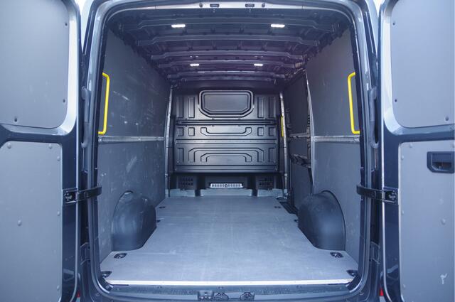 MAN TGE 3.180 35 2.0 L3H2 177PK AUT. LED, TREKHAAK, GEV. ERGO ACTIVE STOEL, STANDKACHEL, STOELVERWARMING, STUURVERWARMING, VOORRUIT VERWARMING, CAMERA, NAVI, ADAPT. CRUISE