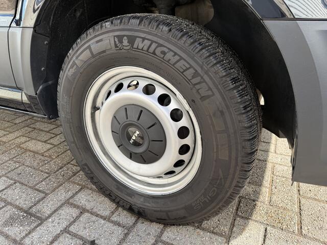 MAN TGE 35 2.0 Lang L4 Super Hoog 177pk bakwagen met Dhollandia laadklep / euro 6 / bpm vrij / vaste prijs rijklaar ¤ 38.950 ex btw / lease vanaf ¤ 636 / zwart metallic