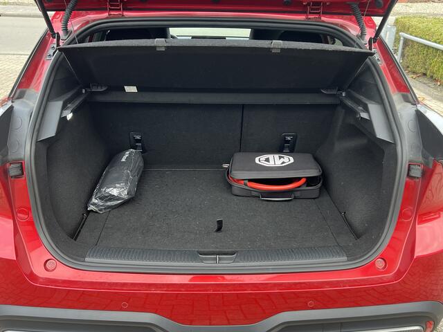 MG 4 MG4 Electric Luxury 64 kWh 204 pk Navigatie Camera Warmtepomp Carplay Stoelverwarming Elek Stoel Keyless Getint Glas NL Auto 3-fase laden fabrieksgarantie tot 01/2031